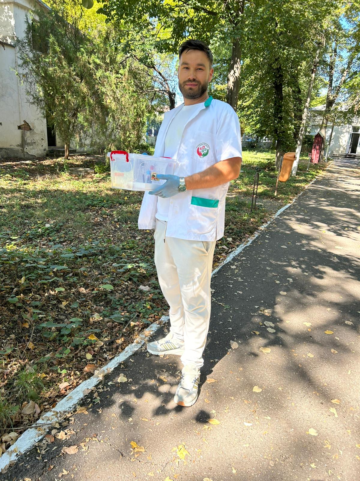 Elev al școlii în uniformă medicală